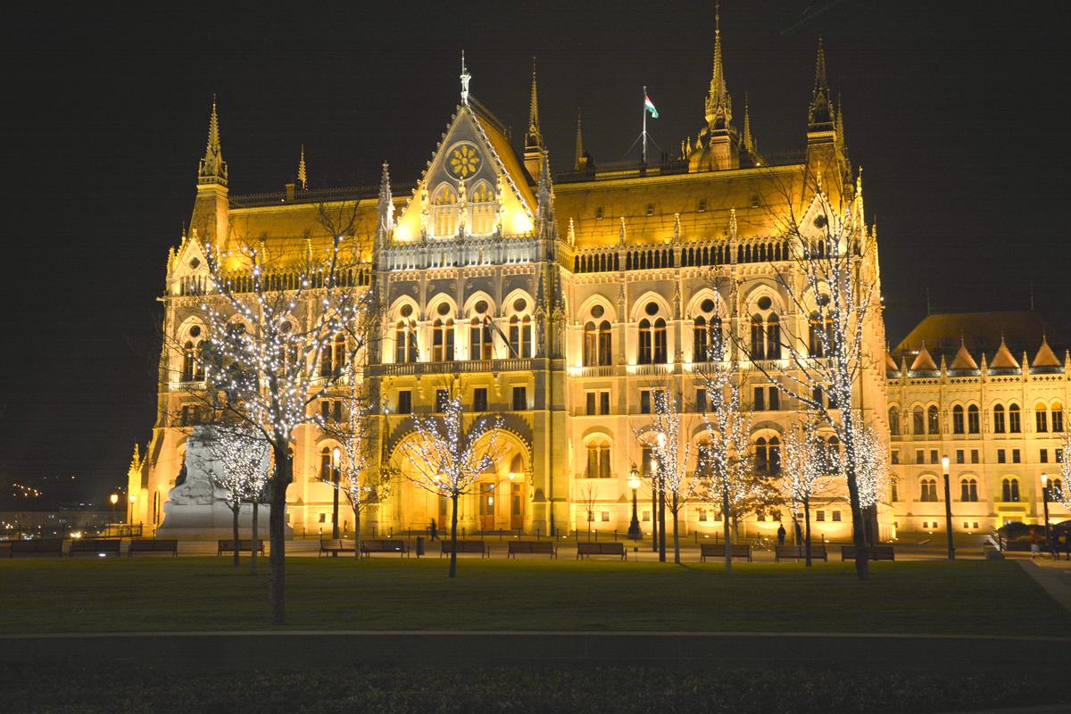 que-ver-budapest-parlamento-noche-1