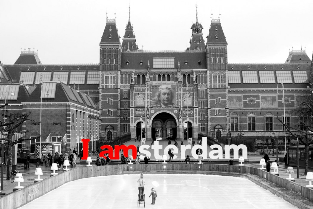 'I amsterdam' y Rijksmuseum, en Museumplein. Ámsterdam 2015.