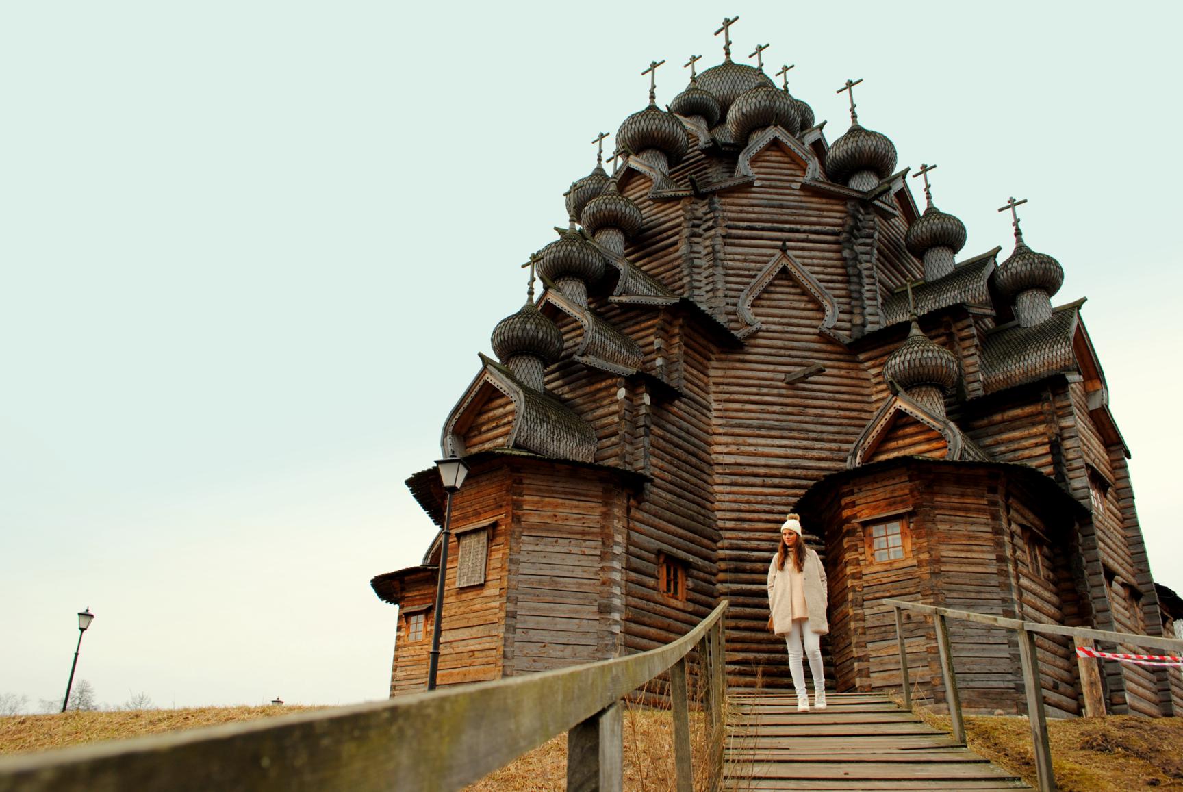 Iglesia de la Intercesión, en Bogoslovka. Rusia 2015.