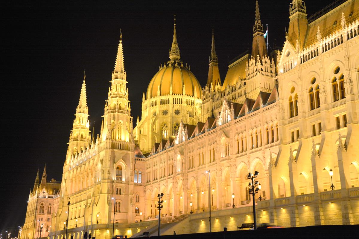 que-ver-budapest-parlamento-noche-1